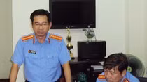 HĐXX quyết định khởi tố vụ án để làm rõ vai trò của Yee Lip Chee, là cơ sở để truy cứu trách nhiệm đối với ông Dương Ngọc Hải, Phó Viện trưởng Viện KSND TP. Hồ Chí Minh (người đứng). Ảnh Viện KSND TP.HCM