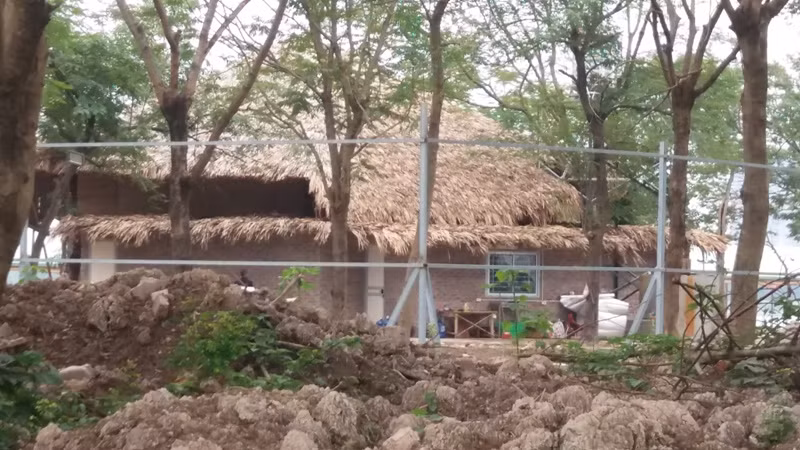 Khu nhà phục vụ khách nghỉ ngơi giải khát được chủ đầu tư xây dựng kiên cố vẫn chưa được tháo dỡ. Ảnh Bảo Nam.