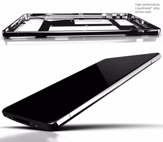 Bên cạnh đó, iPhone 5 mang đến thiết kế bóng bẩy và khá vuông vức, các nút bấm chức năng bên cạnh máy, đầy đủ loa ngoài, giắc cắm tai nghe chuẩn 3,5mm và giắc kết nối 30 pin.