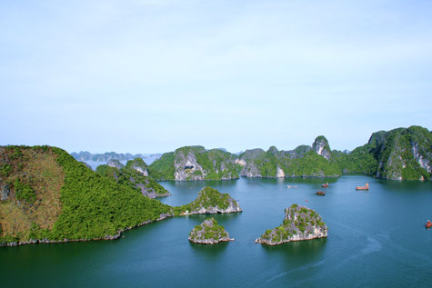 Tên gọi Hạ Long đã thay đổi qua nhiều thời kỳ lịch sử, thời Bắc thuộc khu vực này được gọi là Lục Châu, Lục Hải. Các thời Lý, Trần, Lê Vịnh mang các tên Hoa Phong, Hải Đông, An Bang, Vân Đồn, Ngọc Sơn hay Lục Thủy. Tên Hạ Long (rồng đáp xuống) mới xuất hiện trong một số thư tịch và các bản đồ hàng hải của Pháp từ cuối thế kỷ 19 (Ảnh: Internet).