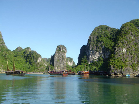 Tên gọi Hạ Long đã thay đổi qua nhiều thời kỳ lịch sử, thời Bắc thuộc khu vực này được gọi là Lục Châu, Lục Hải. Các thời Lý, Trần, Lê Vịnh mang các tên Hoa Phong, Hải Đông, An Bang, Vân Đồn, Ngọc Sơn hay Lục Thủy. Tên Hạ Long (rồng đáp xuống) mới xuất hiện trong một số thư tịch và các bản đồ hàng hải của Pháp từ cuối thế kỷ 19 (Ảnh: Internet).