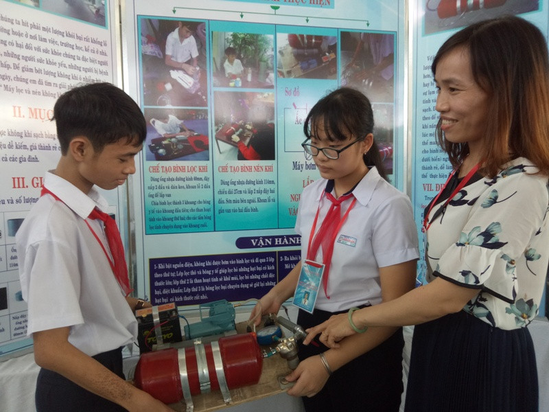 Máy lọc và nén không khí của do bạn Hồ Sang (trái) sáng chế được ứng dụng vào thực tế. Ảnh: AN