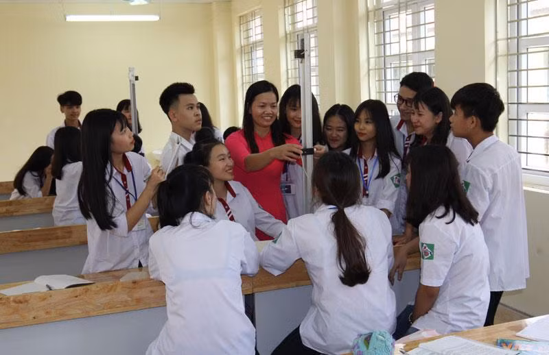 Giờ thực hành môn Vật lí của học sinh Trường Trung học phổ thông Đà Bắc, tỉnh Hòa Bình (Ảnh: Báo Hòa Bình) Giờ thực hành môn Vật lí của học sinh Trường Trung học phổ thông Đà Bắc, tỉnh Hòa Bình (Ảnh: Báo Hòa Bình)