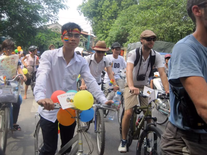 "Chúng tôi khác biệt về xu hướng tình dục nhưng chúng tôi vẫn là con người. Chúng tôi vẫn có quyền được sống bình đẳng" - đó là ước muốn cháy bỏng của nhiều bạn trẻ vốn đang là sinh viên các trường ĐH mang giới tính thứ 3. Các bạn trẻ vừa đi vừa hô to khẩu hiệu ủng hộ người đồng tính, tự tin là chính mình... >>NGẮM NỮ SINH ĐẸP NHƯ PHẠM BĂNG BĂNG >>CƯỜI VỠ BỤNG, TỨC NỔ MẮT VỚI SÁCH LẬU