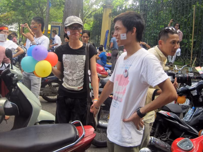 Tình cảm của những người đồng tính cũng rất ngọt ngào và chân thành. >>CƯỜI VỠ BỤNG, TỨC NỔ MẮT VỚI SÁCH LẬU >>NGẮM NỮ SINH ĐẸP NHƯ PHẠM BĂNG BĂNG