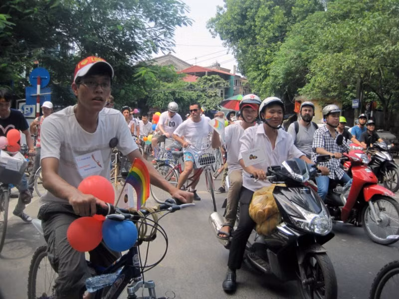 Sáng 5- 8, hàng trăm người gồm cả những người đồng tính và dị tính đã cùng nhau diễu hành bằng xe đạp vòng quanh Hà Nội để kêu gọi một xã hội không phân biệt giới tính. Trên đoạn hành trình, đoàn đã thu hút thêm được nhiều bạn trẻ tự nguyện tham gia. >>NGẮM NỮ SINH ĐẸP NHƯ PHẠM BĂNG BĂNG >>CƯỜI VỠ BỤNG, TỨC NỔ MẮT VỚI SÁCH LẬU