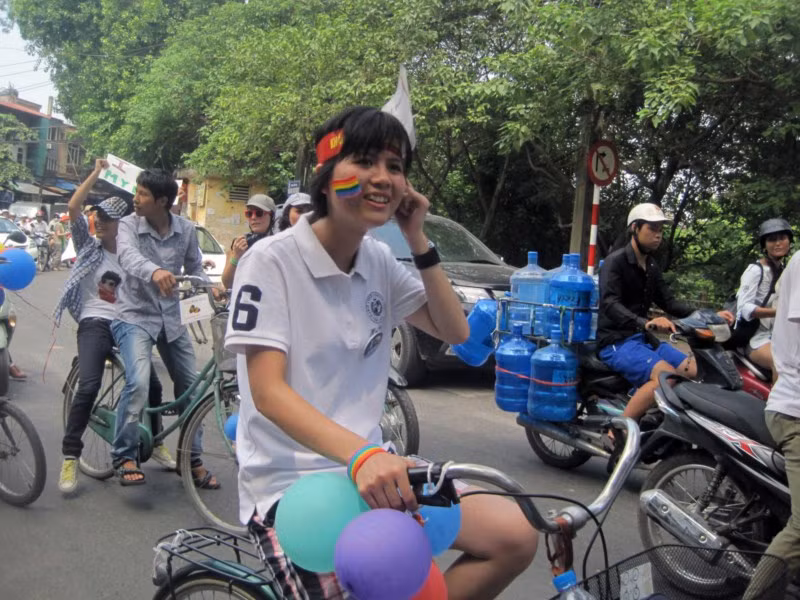 Không chỉ có những người đồng tính tham gia mà cuộc diễu hành đã lôi kéo được rất nhiều các bạn trẻ đến từ nhiều trường ĐH, CĐ trên địa bàn Thủ đô. >>CƯỜI VỠ BỤNG, TỨC NỔ MẮT VỚI SÁCH LẬU >>NGẮM NỮ SINH ĐẸP NHƯ PHẠM BĂNG BĂNG