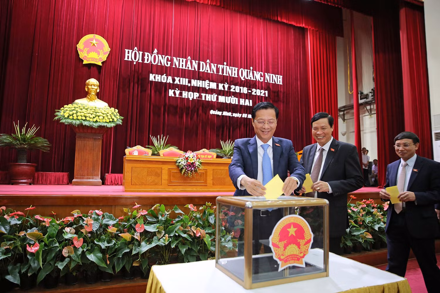 Các đại biểu Hội đồng nhân dân tỉnh Quảng Ninh bỏ phiếu bầu bổ sung chức vụ Chủ tịch Ủy ban nhân dân tỉnh nhiệm kỳ 2016-2021 (Ảnh: CTV) Các đại biểu Hội đồng nhân dân tỉnh Quảng Ninh bỏ phiếu bầu bổ sung chức vụ Chủ tịch Ủy ban nhân dân tỉnh nhiệm kỳ 2016-2021 (Ảnh: CTV)