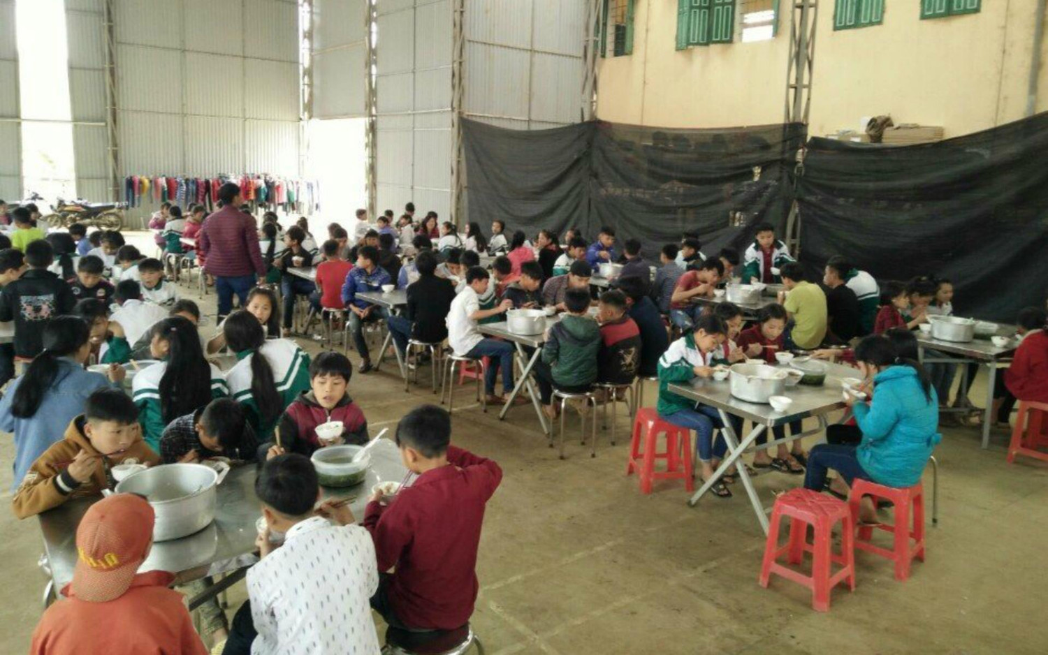 Học sinh đã không còn phải ăn măng cay, cơm trắng thay vào đó là những bữa cơm có cá, có thịt (Ảnh:V.N)