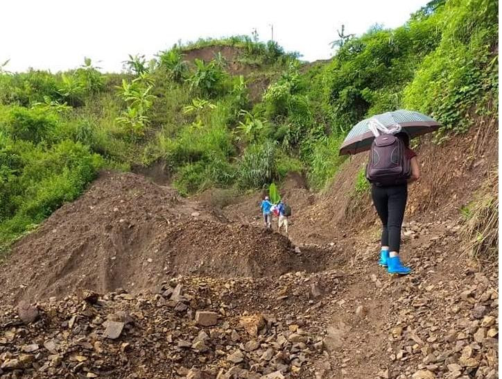 Những người thầy cõng chữ lên non với bao vất vả, khó khăn (Ảnh: Bùi Phương)