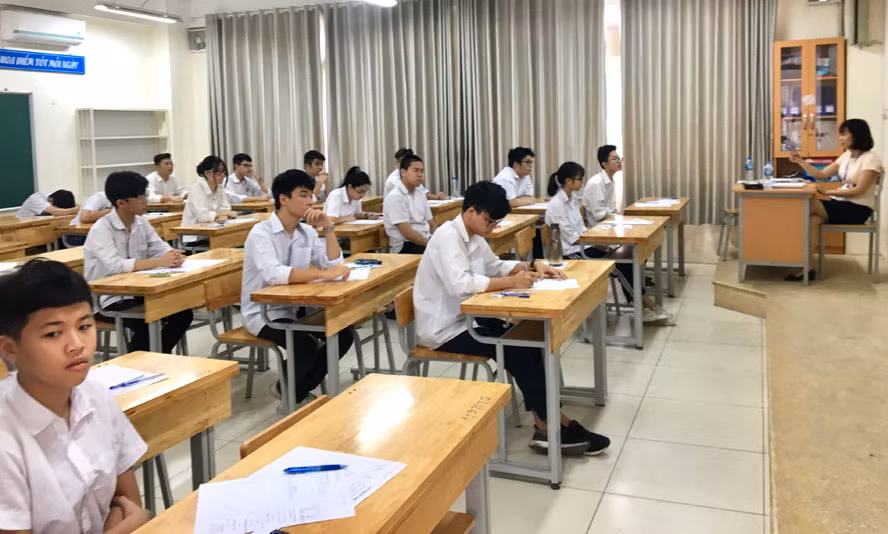 Theo quy định của Sở Giáo dục và Đào tạo Hà Nội, từ 1/7 tới hết ngày 15/7/2019 là thời gian các trường trung học phổ thông công lập, ngoài công lập và các trung tâm giáo dục nghề nghiệp - giáo dục thường xuyên trên địa bàn thành phố Hà Nội nhận hồ sơ nhập học của học sinh trúng tuyển lớp 10 năm học 2019-2020. (Ảnh: Báo Hà Nội mới)