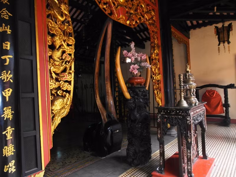 Bước vào chánh điện, lớp hậu thế của Tả quân sẽ đi qua những cánh cổng lộng lẫy sơn son thếp vàng…