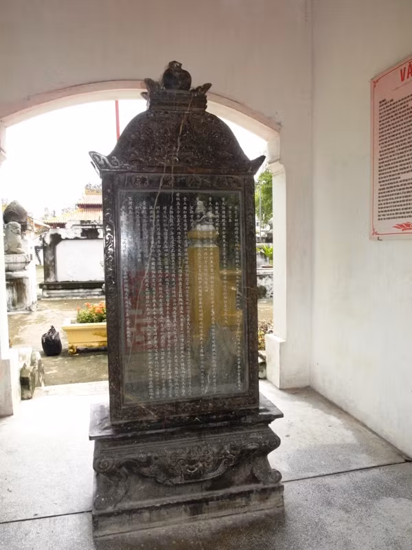 Mặt sau bia là những dòng chữ do chính đại thần Hoàng Cao Khải viết vào năm 1894, ca ngợi công đức của Tả quân Lê Văn Duyệt.