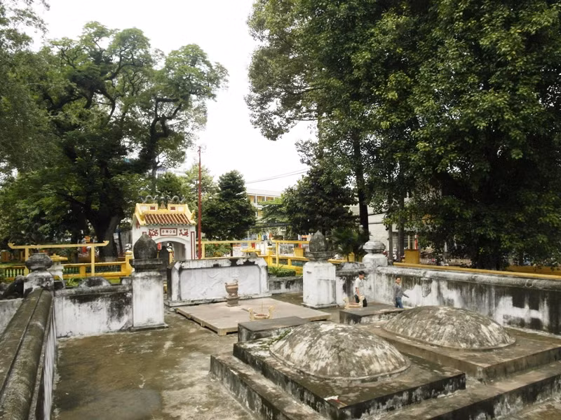 Hai ngôi mộ nhìn từ trên cao…