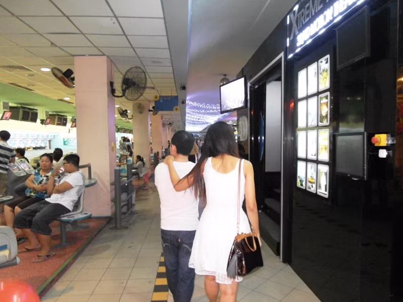 Đứng được một chút, Thúy Nga lại...choàng vai Trọng Phúc đi đâu đó....
