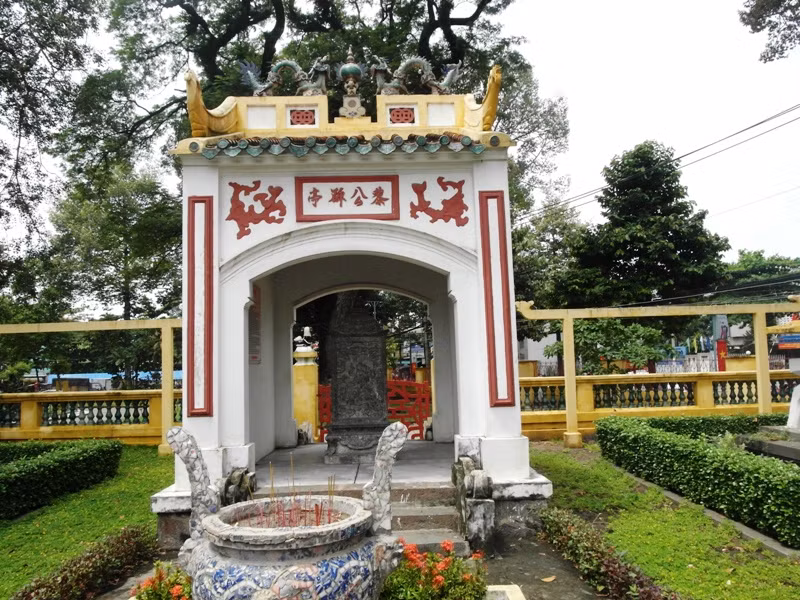 Nhà bia phía trước lăng mộ.