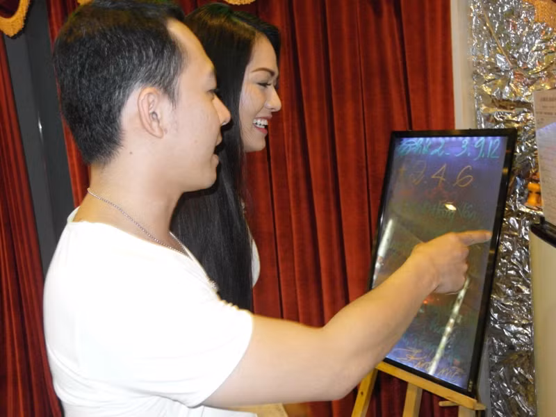 Cả hai dừng lại trước khán phòng kịch nói của NSND Hồng Vân.