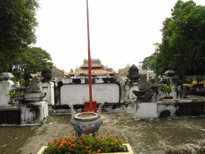 Mộ phần Tả quân Lê Văn Duyệt và phu nhân Đỗ Thị Phận được xây bằng đá, nằm trong một khuôn viên rộng khoảng 18.500 m2. Lối vào khu lăng chính, có hai con sư tử đực và cái đang trong tư thế chầu, tượng trưng cho uy quyền của người đã khuất.