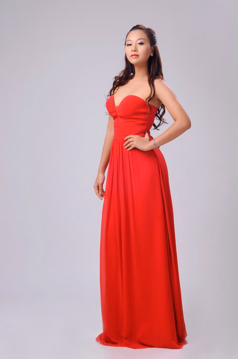 Dù bận rộn lưu diễn, nhưng Mr Đàm vẫn không quên thực hiện lời hứa của mình với cô gái xinh đẹp này, lúc anh bấm chuông chọn cô tại sân chơi The Voice: Sẽ có cách để làm cho cô nổi tiếng một cách nhanh nhất. Dù bận rộn lưu diễn, nhưng Mr Đàm vẫn không quên thực hiện lời hứa của mình với cô gái xinh đẹp này, lúc anh bấm chuông chọn cô tại sân chơi The Voice: Sẽ có cách để làm cho cô nổi tiếng một cách nhanh nhất.