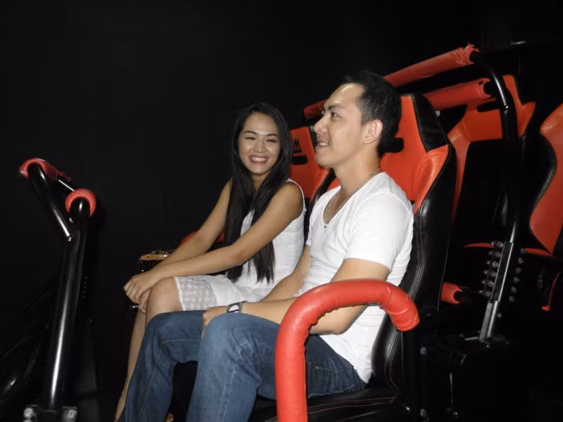 Thúy Nga tinh nghịch "rủ" Trọng Phúc vào bên trong phòng chiếu phim 3D ngồi...nghỉ chân, chờ xem kịch. Cô nhân viên trực đã lịch sự đến nhắc: "Ở đây không ngồi nghỉ được anh chị ơi". Nghe từ "anh, chị", Thúy Nga bật cười, trong khi Trọng Phúc rất ngượng ngùng.