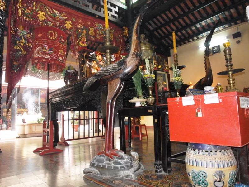 Và một con hạc đứng trên lưng con rùa đá, tượng trưng cho sự thanh cao, chung thủy, hài hòa âm dương của trời đất.