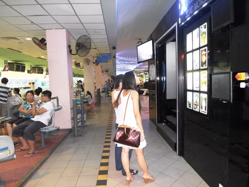 Cặp đôi đang đứng trước quầy phim 3D.