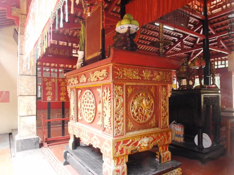 Một góc điện thờ được thiết kế bằng gỗ quý.
