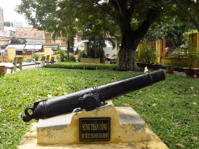 Khẩu súng thần công có từ thời Nguyễn Phúc Ánh.