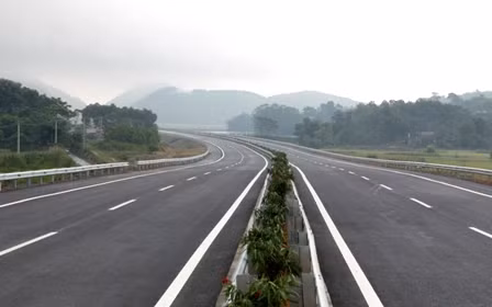 Tuyến đường cao tốc được đưa vào khai thác giúp rút ngắn thời gian đi ô tô từ Hà Nội đến Lào Cai chỉ còn 3,5 giờ đồng hồ (trước đây là 7 giờ đồng hồ). Tuyến đường cao tốc được đưa vào khai thác giúp rút ngắn thời gian đi ô tô từ Hà Nội đến Lào Cai chỉ còn 3,5 giờ đồng hồ (trước đây là 7 giờ đồng hồ).