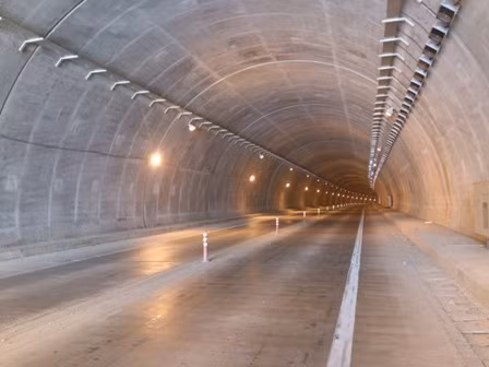 Hầm xuyên núi dài 530m trên cao tốc Nội Bài - Lào Cai. Hầm xuyên núi dài 530m trên cao tốc Nội Bài - Lào Cai.