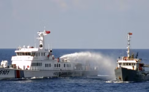 Trung Quốc chưa chịu rút giàn khoan 981 khỏi vùng đặc quyền kinh tế của Việt Nam. Nhà thơ Trần Đăng Khoa nêu quan điểm, khi không thể nhẫn nhịn được nữa, Việt Nam phải kiện Trung Quốc ra tòa án quốc tế.