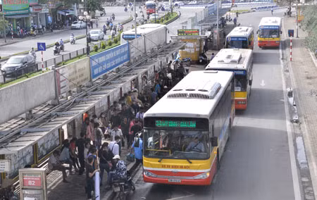 Bến xe buýt Cầu Giấy là điểm làm nhà ga trong thiết kế tuyến tàu điện Nhổn - ga Hà Nội nhưng vẫn đang "án binh bất động".