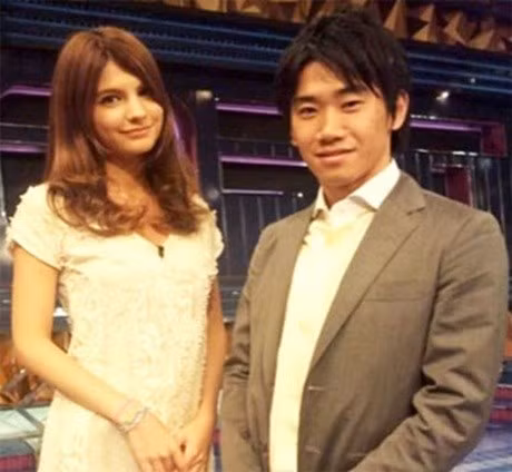 Bức ảnh khiến Kagawa bị hiểu lầm có bạn gái là diễn viên phim người lớn. Bức ảnh khiến Kagawa bị hiểu lầm có bạn gái là diễn viên phim người lớn.