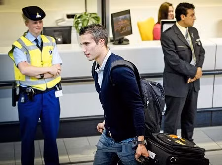 Van Persie cũng chán ngấy kiểu hứa suông của Wenger Van Persie cũng chán ngấy kiểu hứa suông của Wenger