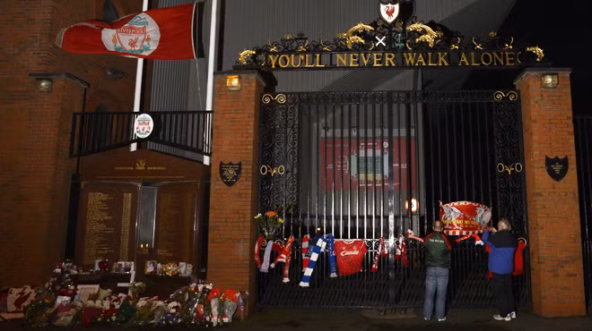 CĐV tưởng niệm những nạn nhân thiệt mạng trong thảm họa Hillsborough trước cổng sân Anfield của đội Liverpool hôm 12-9 - Ảnh: Reuters