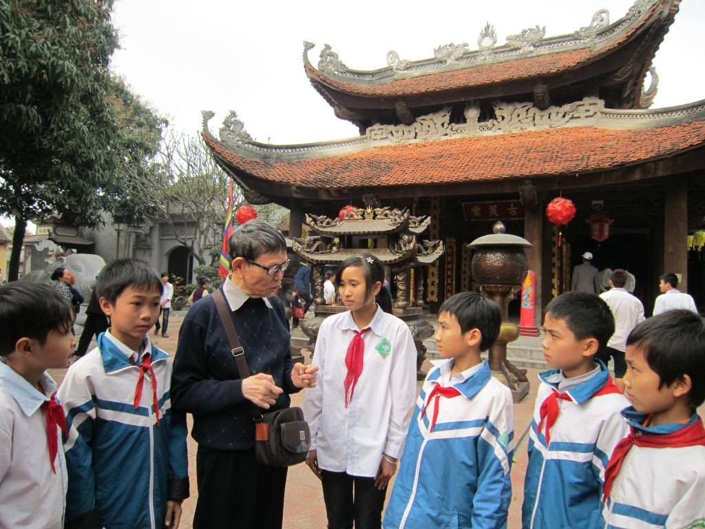 Ông Thìn kể chuyện lịch sử Đền Đô, truyền thống thiếu niên với các học sinh trường THCS Xuân Hương – Bắc Giang.