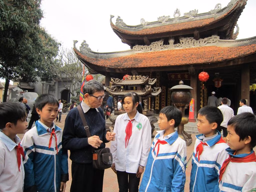 Ông Thìn kể chuyện lịch sử Đền Đô, truyền thống thiếu niên với các học sinh trường THCS Xuân Hương – Bắc Giang.