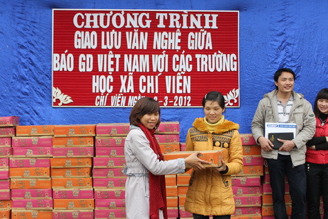 Đại diện Công ty Cổ phần Sản xuất và xuất nhập khẩu bao bì Thăng Long tặng 92 thùng sữa Izzi