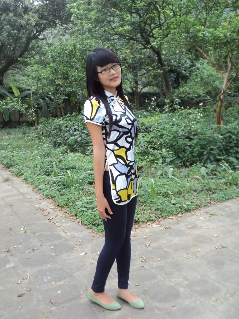 Thảo là người năng động, thích đọc sách, xem phim, nghe nhạc và đi chơi cùng bạn bè