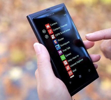 Màn hình máy sử dụng công nghệ ClearBack và có kích thước 3,7 inch. Smartphone này có bộ xử lý Qualcomm MSM8255 lõi đơn tốc độ 1,4 GHz, đồ họa Adreno 205, RAM 512 MB, bộ nhớ trong 16 GB