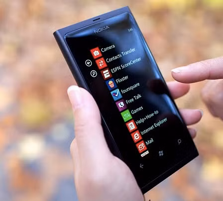 Màn hình máy sử dụng công nghệ ClearBack và có kích thước 3,7 inch. Smartphone này có bộ xử lý Qualcomm MSM8255 lõi đơn tốc độ 1,4 GHz, đồ họa Adreno 205, RAM 512 MB, bộ nhớ trong 16 GB