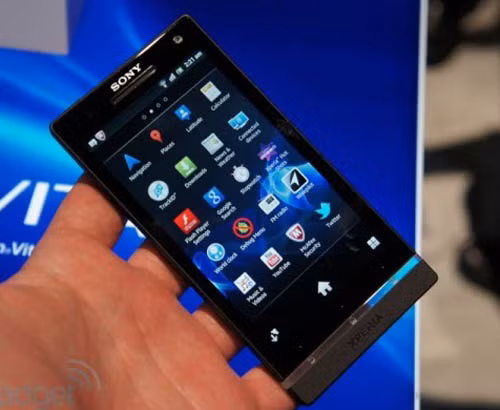 Xperia S: Sự khởi đầu ấn tượng cho dòng điện thoại mang thương hiệu Sony với màn hình đẹp, chụp ảnh tốt và kiểu dáng tinh tế. Máy có màn hình 4,3 inch độ phân giải HD 1.280 x 720 pixel, màn hình của Xperia S cho mật độ điểm ảnh xấp xỉ 342 ppi, cao hơn cả màn Retina ở iPhone 4/4s.