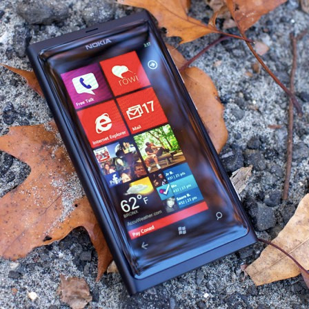 Nokia Lumia 800: Windows Phone là nền tảng chính dành cho smartphone của Nokia từ năm nay. Các sản phẩm hợp tác với Microsoft sẽ nhắm vào nhóm người dùng trẻ trong đó Lumia 800 là model cao cấp nhất.