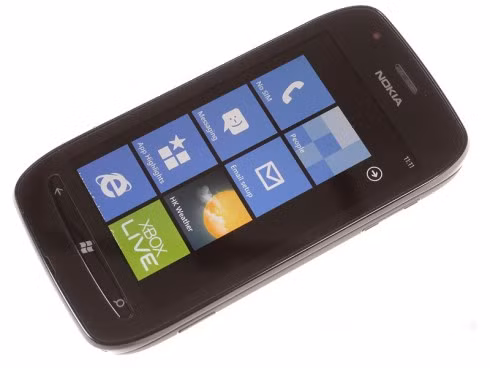 Nokia Lumia 710: Không gây ấn tượng với bộ vỏ nguyên khối từ hợp chất Polycarbonate như Lumia 800 nhưng 710 lại có cấu hình gần tương đương với vi xử lý lõi đơn Qualcomm MSM8255 Snapdragon tốc độ 1,4 GHz, đồ họa Adreno 205, RAM 512 MB và màn hình cảm ứng điện dung 3,7 inch.