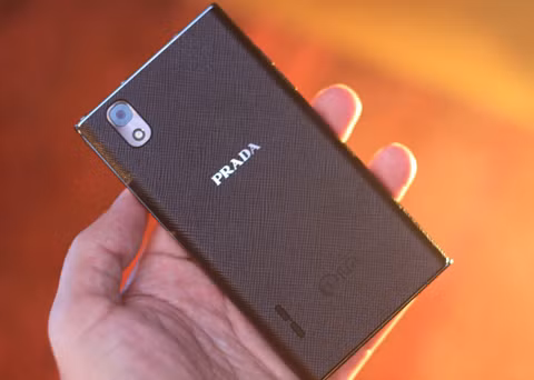 Prada LG 3.0 dùng chip lõi kép tốc độ 1 GHz, camera 8 megapixel, bộ nhớ trong 8 GB.