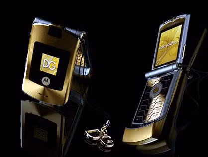 V3i D&G là sự giao thoa tinh túy về màu sắc, chất liệu, công nghệ của 2 thương hiệu nổi tiếng hàng đầu thế giới, mang một vẻ đẹp thuần khiết ấn tượng và rất riêng với sắc màu lấp lánh óng ả và kiểu dáng tinh xảo, quý phái.