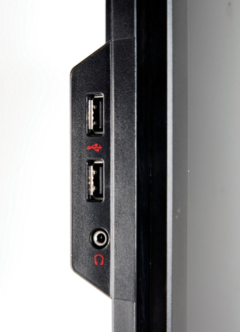 Hai cổng USB và cổng âm thanh bên cạnh trái.