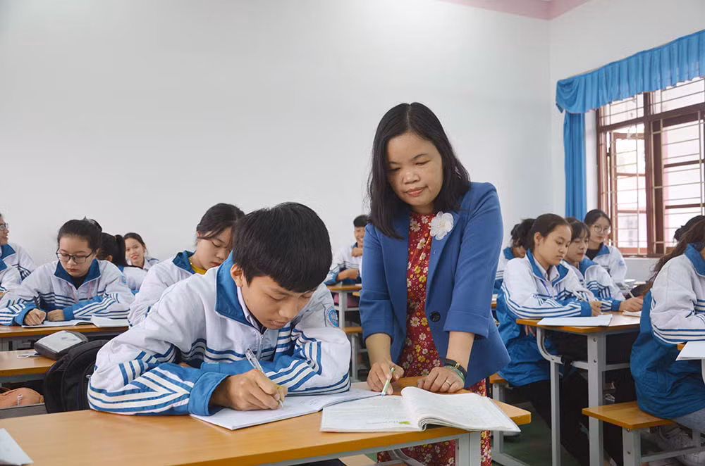 Mặc dù đôi chân đi lại khó khăn nhưng cô giáo Vũ Bình Yên, giáo viên Trường Trung học phổ thông Hoàng Hoa Thám luôn tâm huyết với nghề (Ảnh: QH) Mặc dù đôi chân đi lại khó khăn nhưng cô giáo Vũ Bình Yên, giáo viên Trường Trung học phổ thông Hoàng Hoa Thám luôn tâm huyết với nghề (Ảnh: QH)