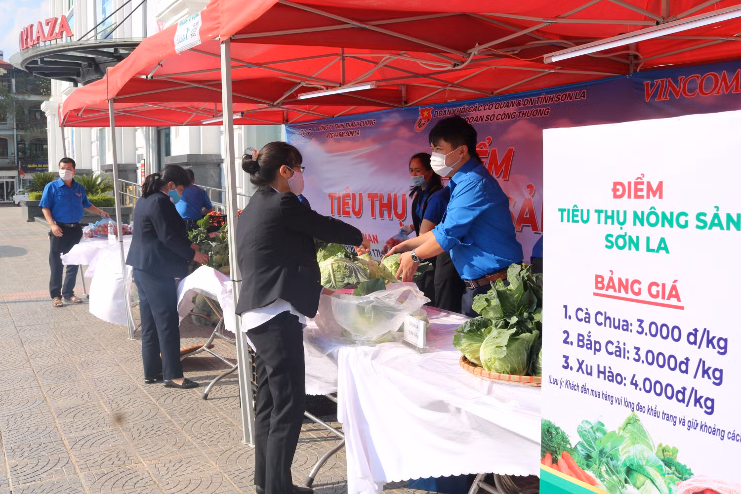 Người dân biết thông tin và ý nghĩa hoạt động tiêu thu nông sản đã đến mua rất đông.