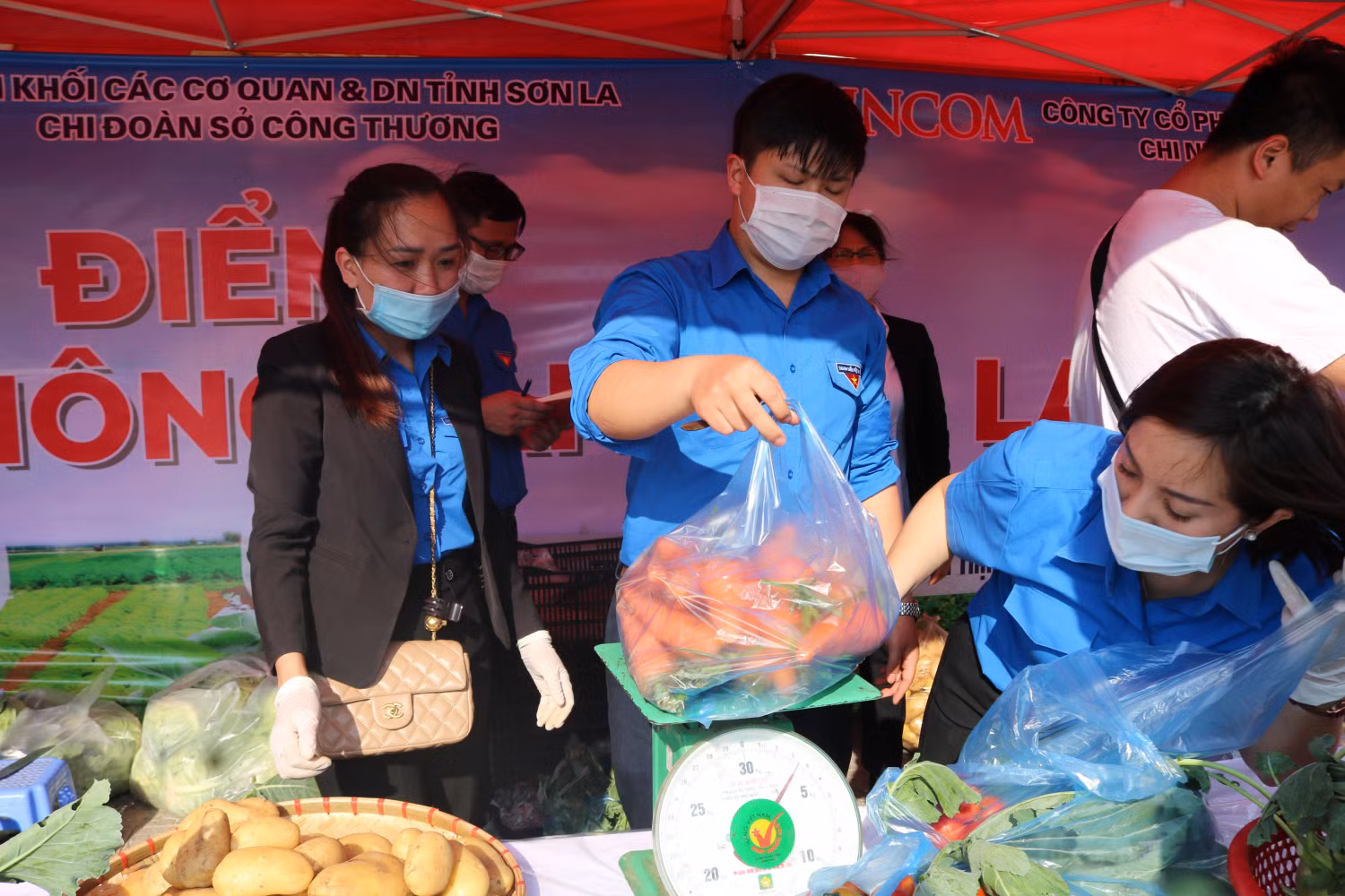 Toàn bộ lợi nhuận thu được từ bán hàng nông sản sẽ ủng hộ học sinh có hoàn cảnh khó khăn trên địa bàn tỉnh Sơn La.